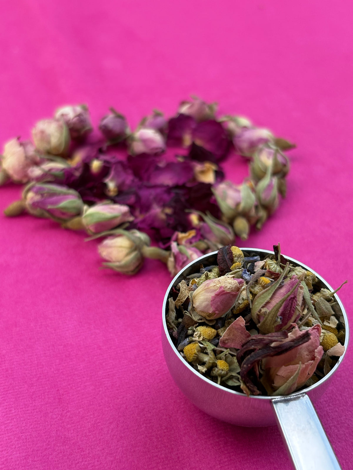 A l'occasion d'octobre rose, découvrez le subtil mélange floral de la tisane parisienne -L'élégante des boulevards, créée par EvasionTisanes.